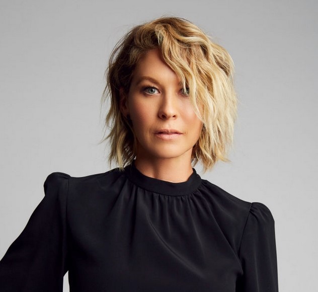 actor Jenna Elfman large photo