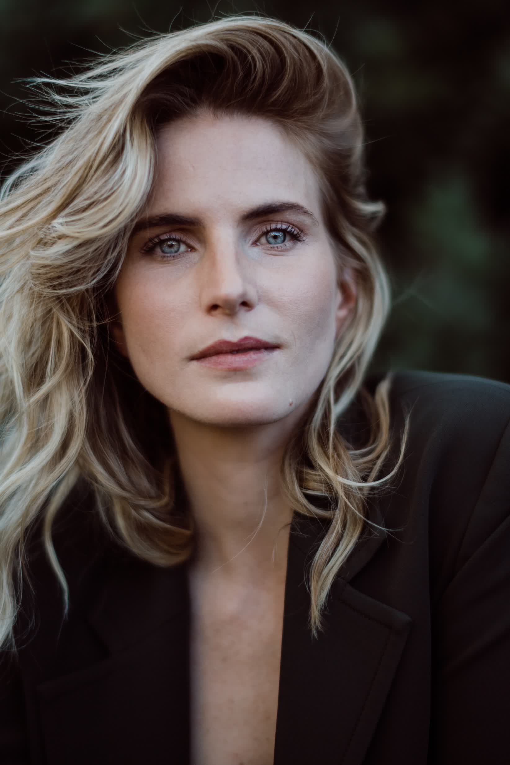 actor Emily Wiseman large photo