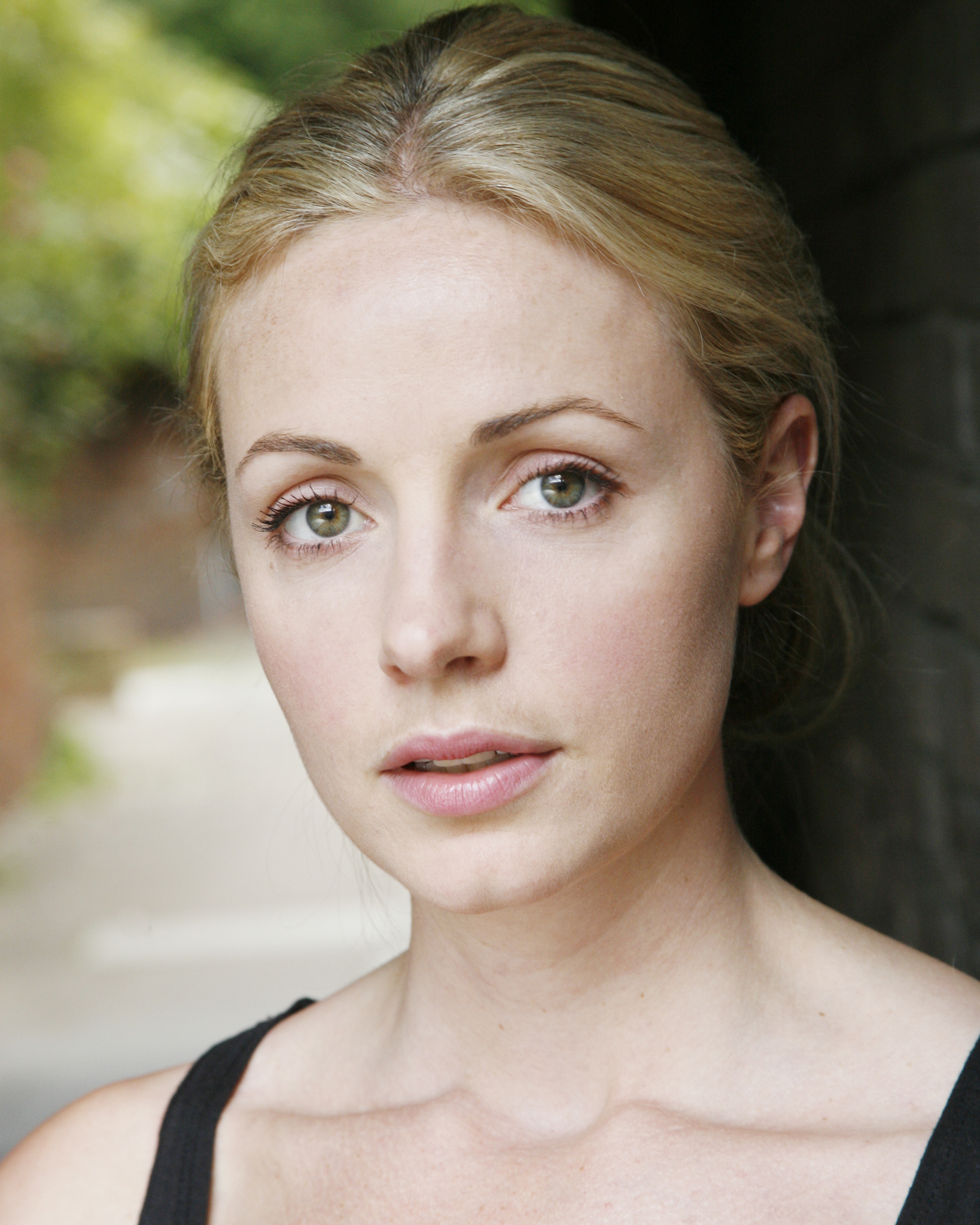 actor Elize du Toit large photo