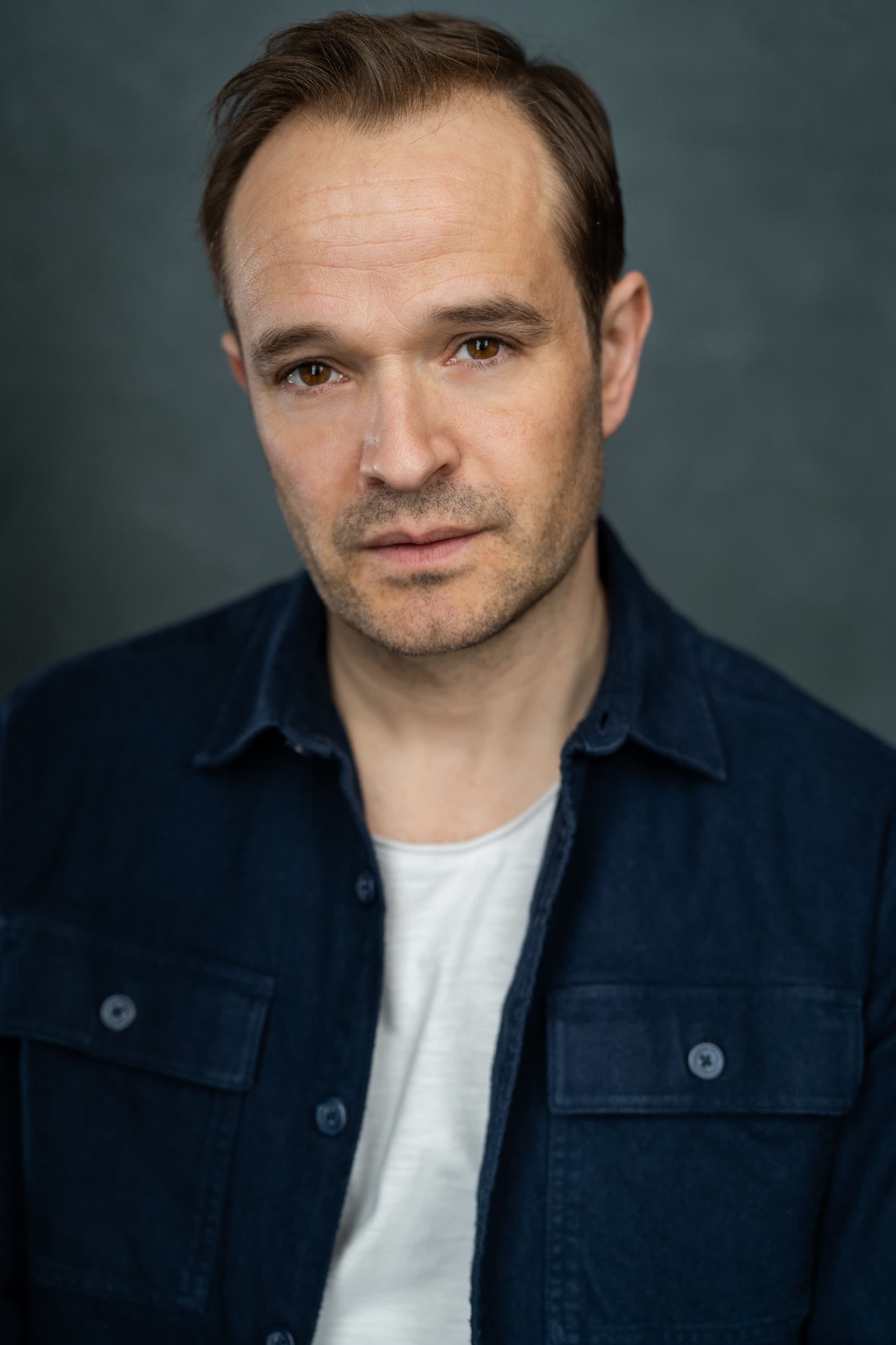 actor Oliver Dimsdale large photo