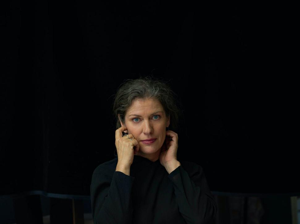 actor Lisa Owen large photo