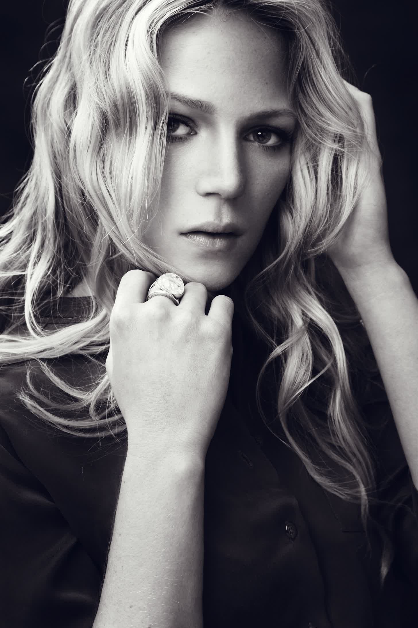 actor Emma Bell large photo