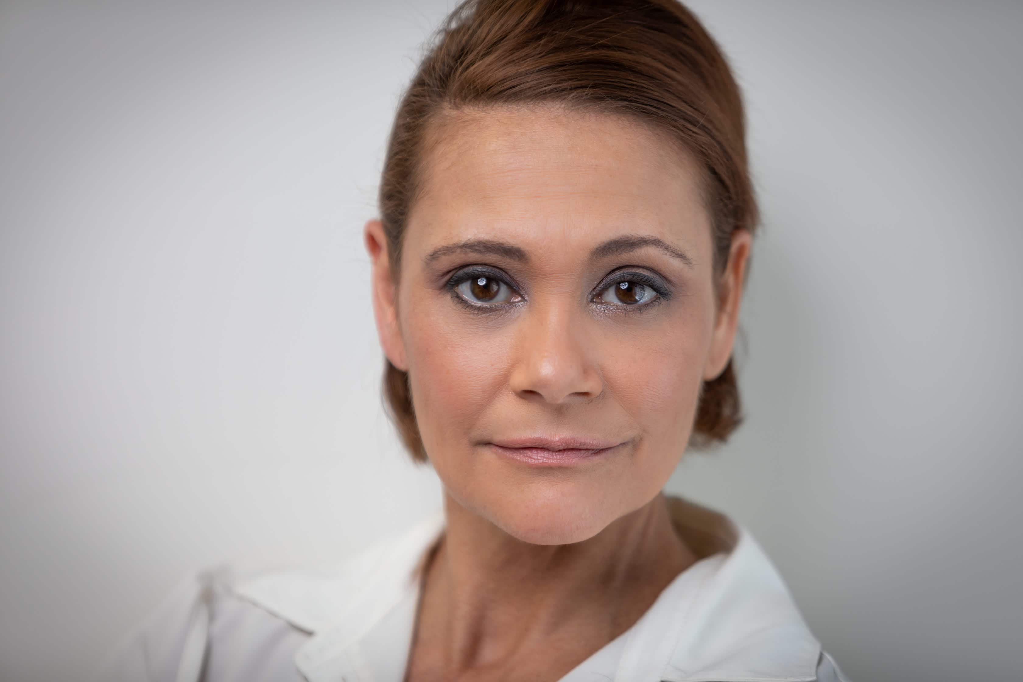 actor Irene Santiago large photo