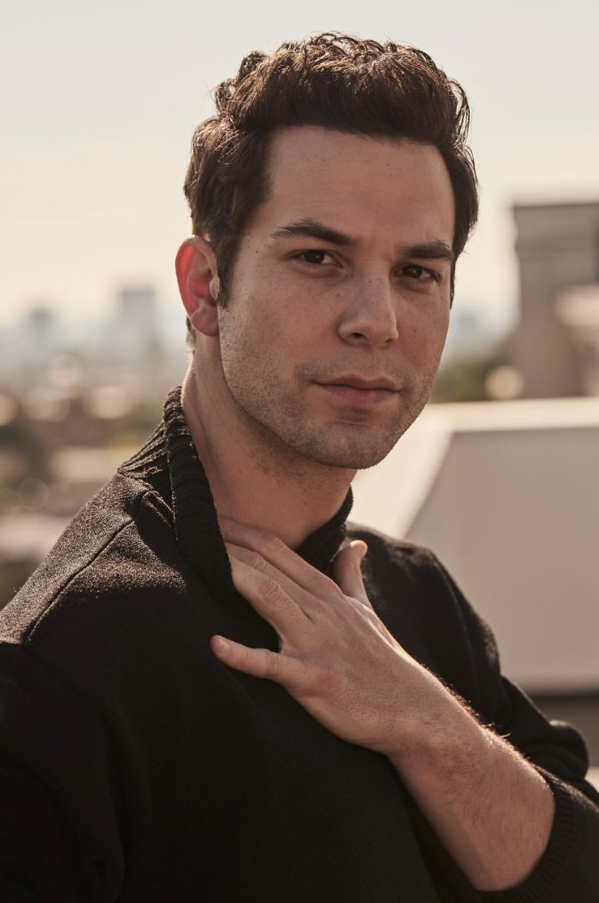 actor Skylar Astin large photo