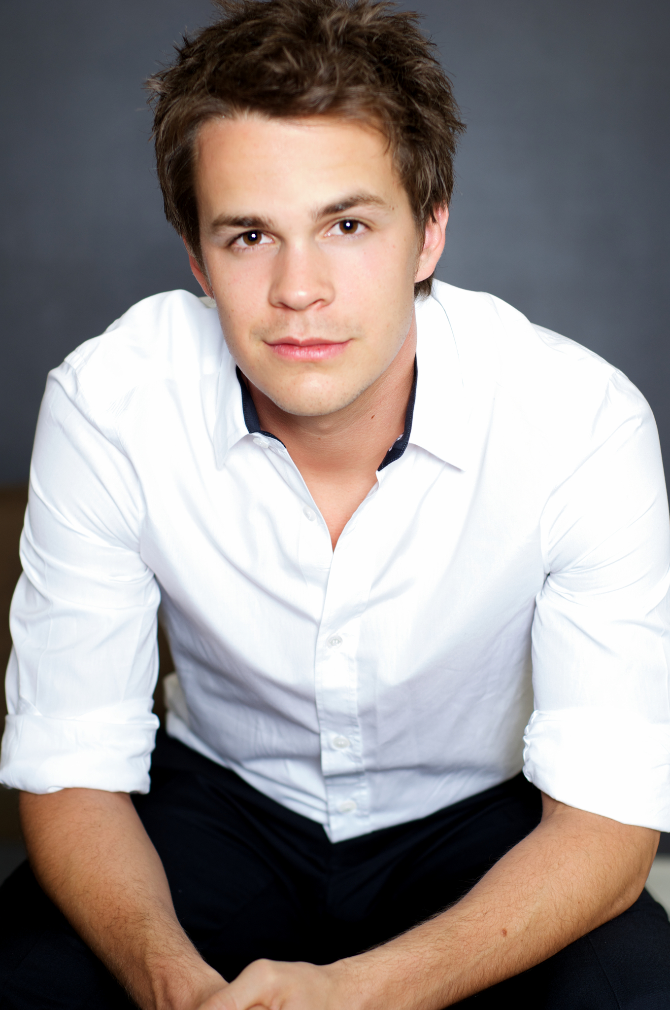 actor Johnny Simmons large photo
