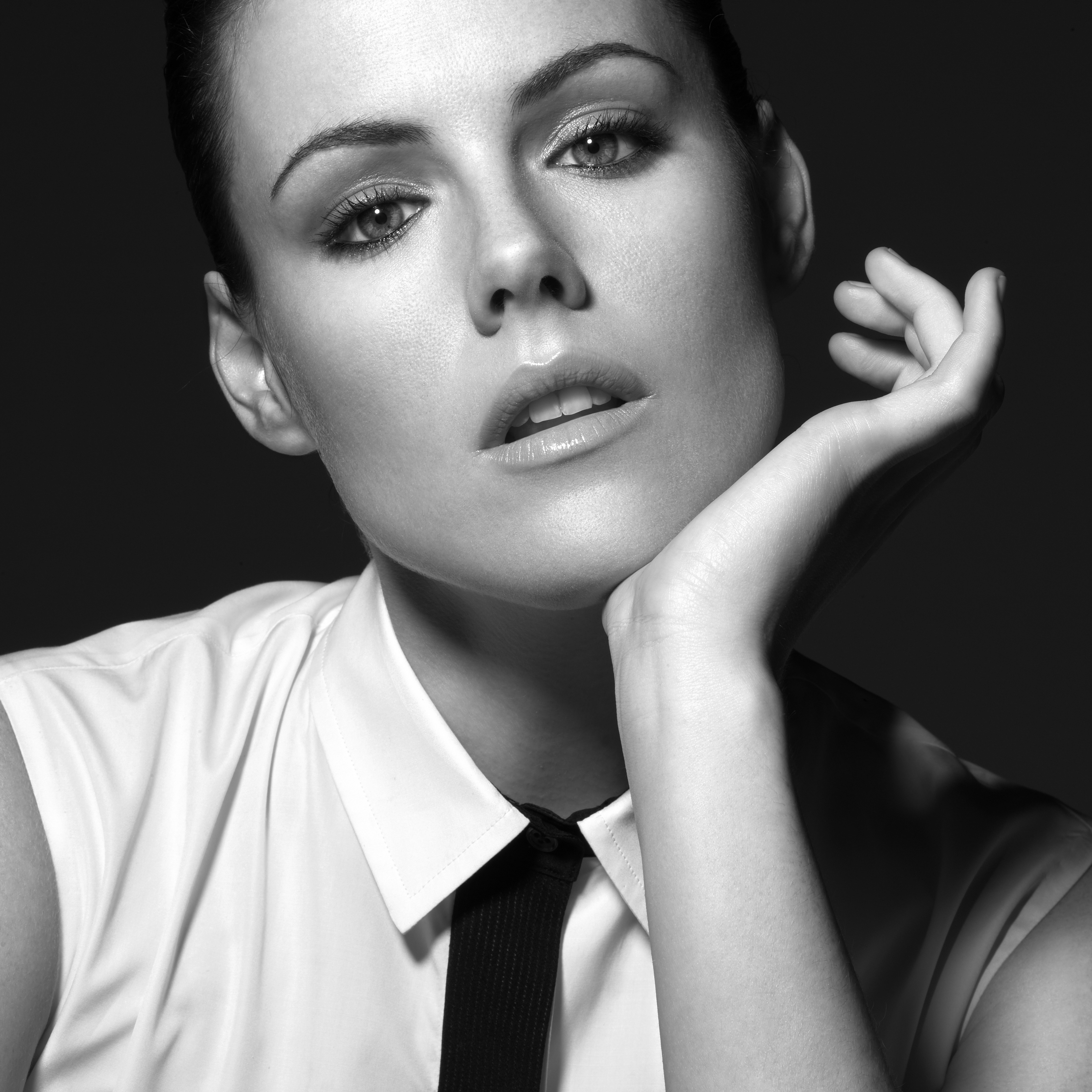 actor Kathleen Robertson large photo