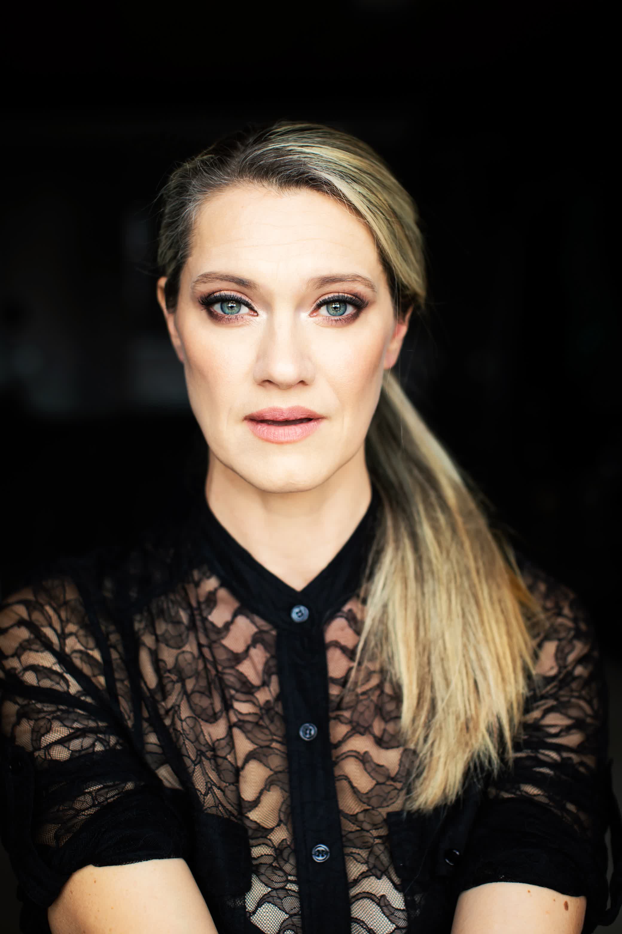 actor Heather Doerksen large photo