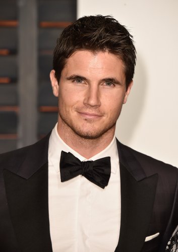 actor Robbie Amell large photo