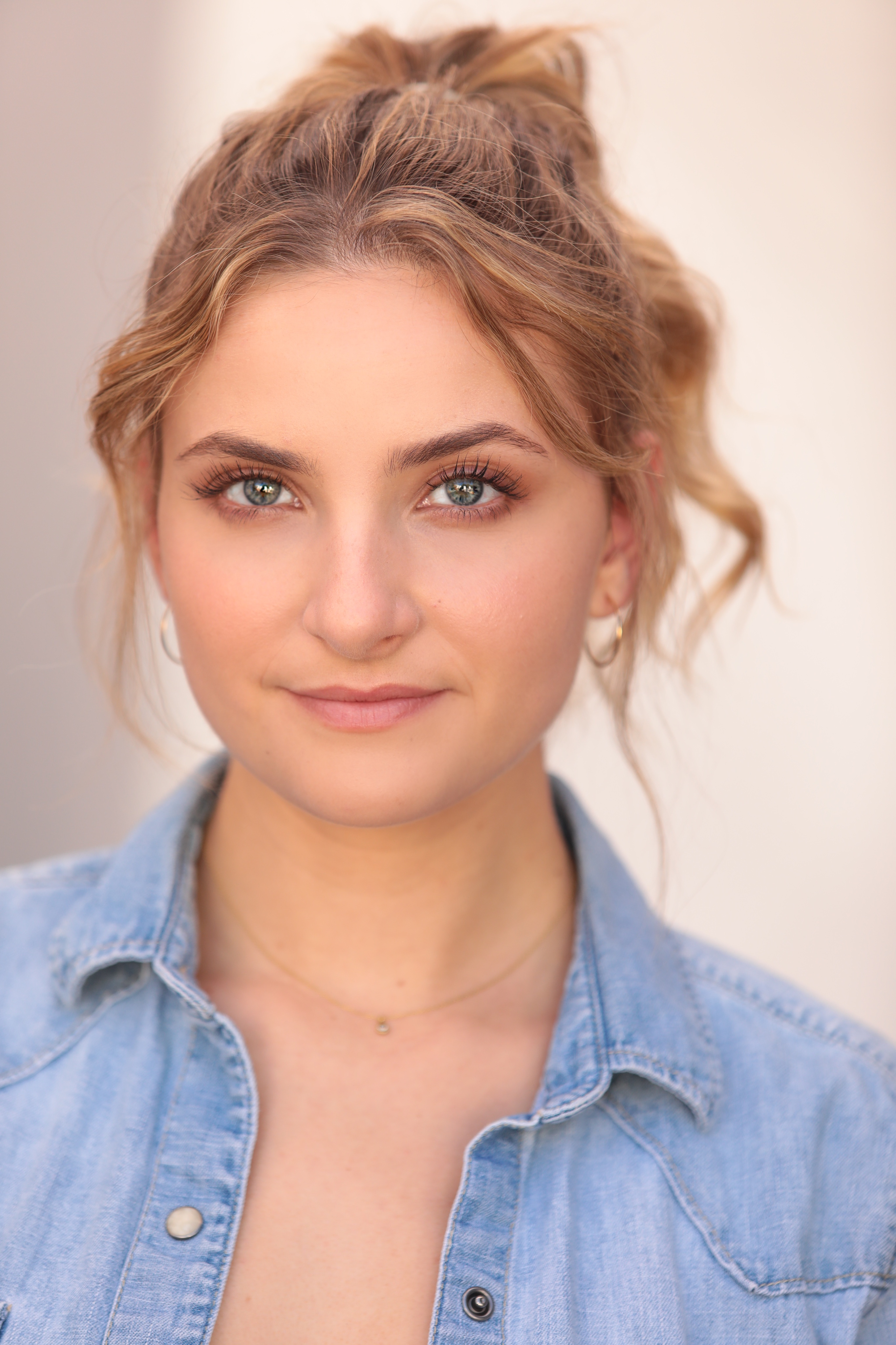 actor Maya Raines large photo