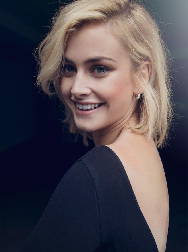 actor Stefanie Martini large photo