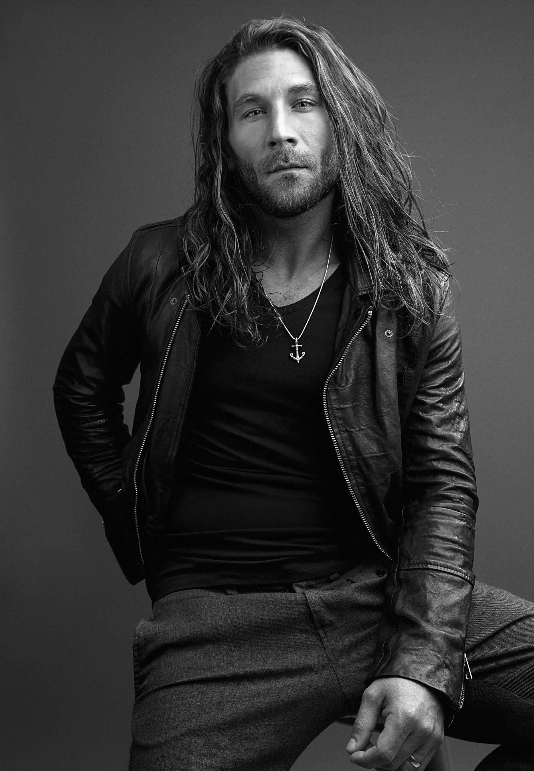 actor Zach McGowan large photo