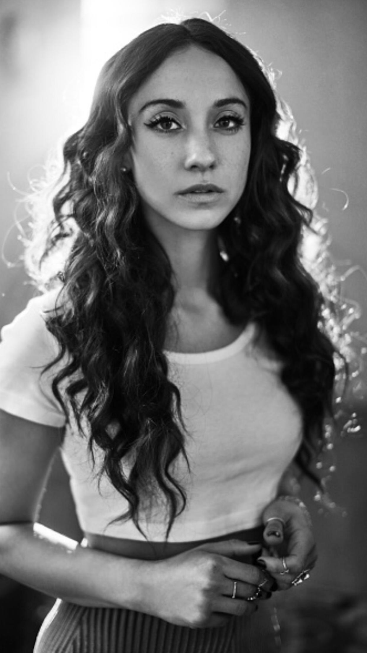 actor Stella Maeve large photo