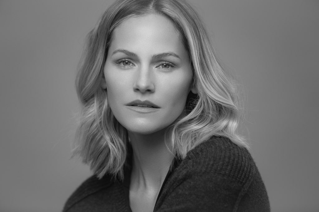 actor Kelly Overton large photo