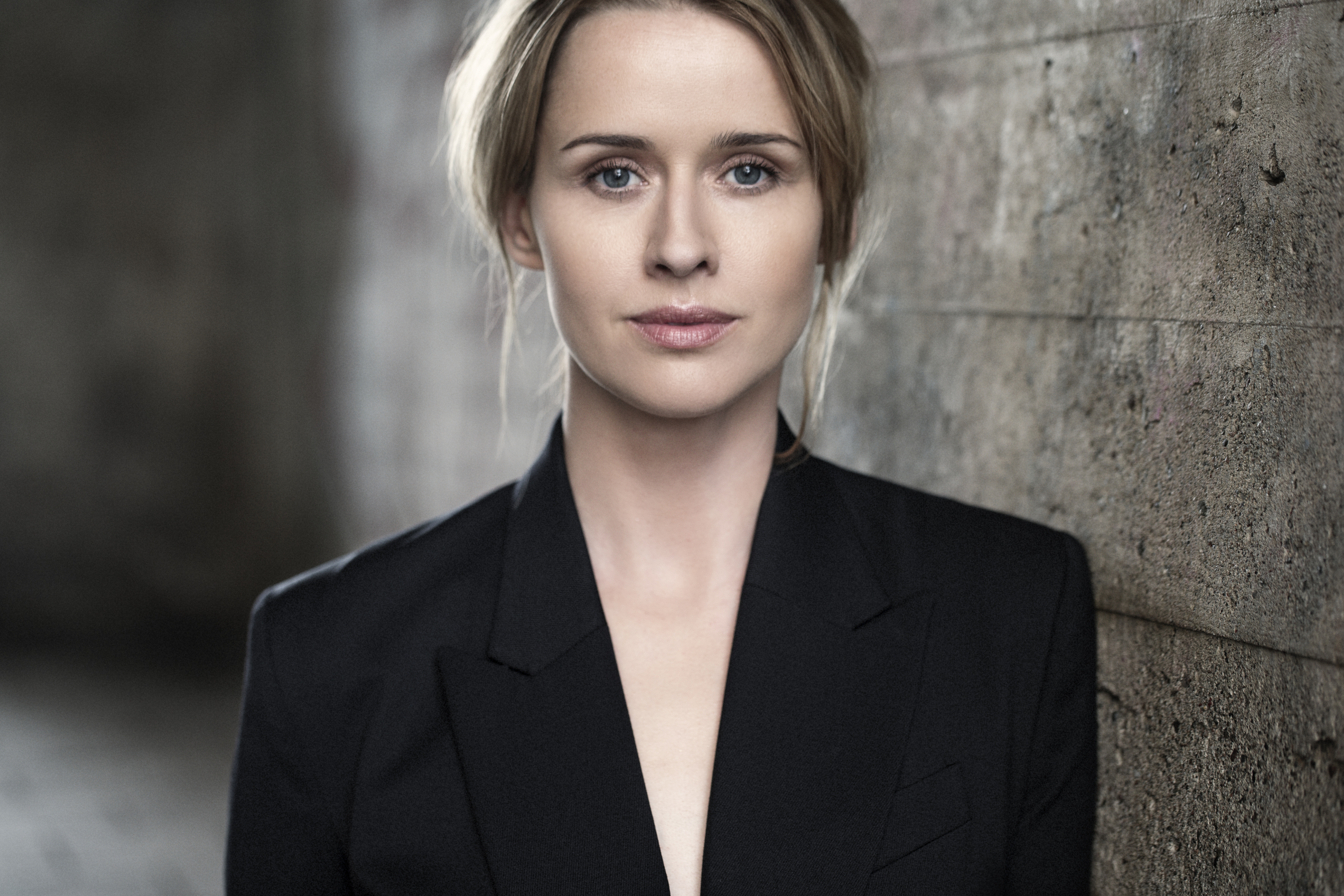 actor Lisa Henni large photo