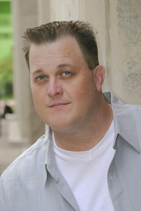 actor Billy Gardell large photo