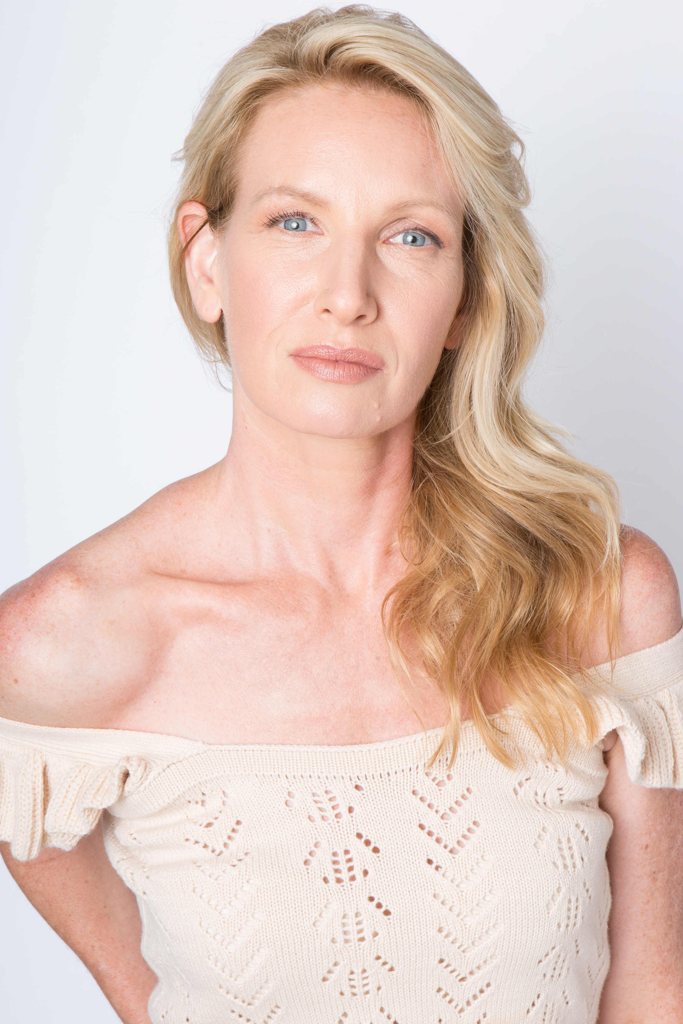 actor Erika Auchterlonie large photo