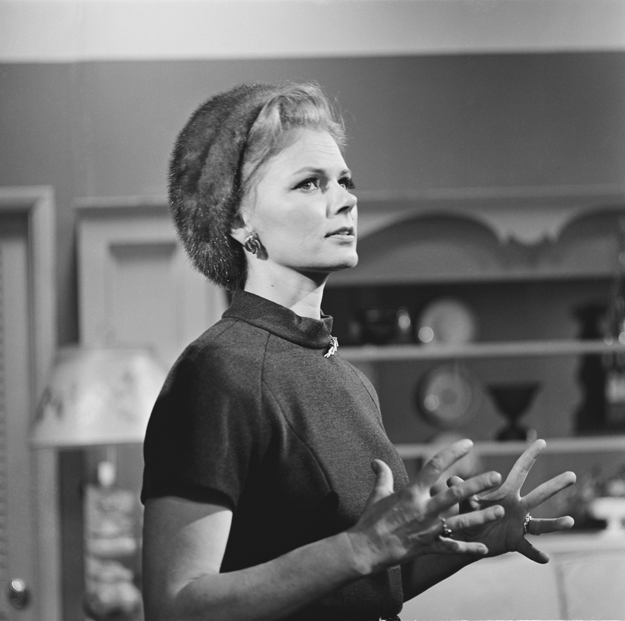 actor Bethel Leslie large photo