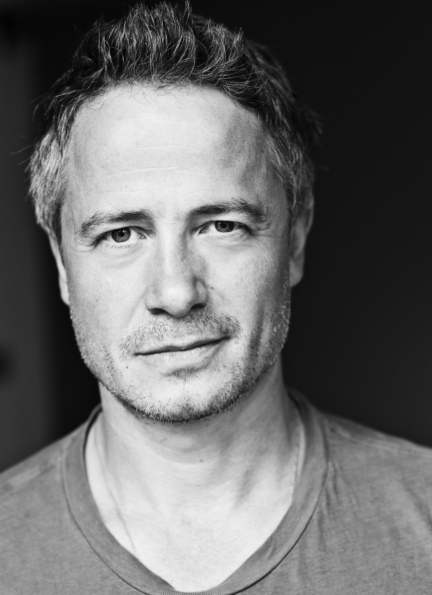 actor Oliver Milburn large photo