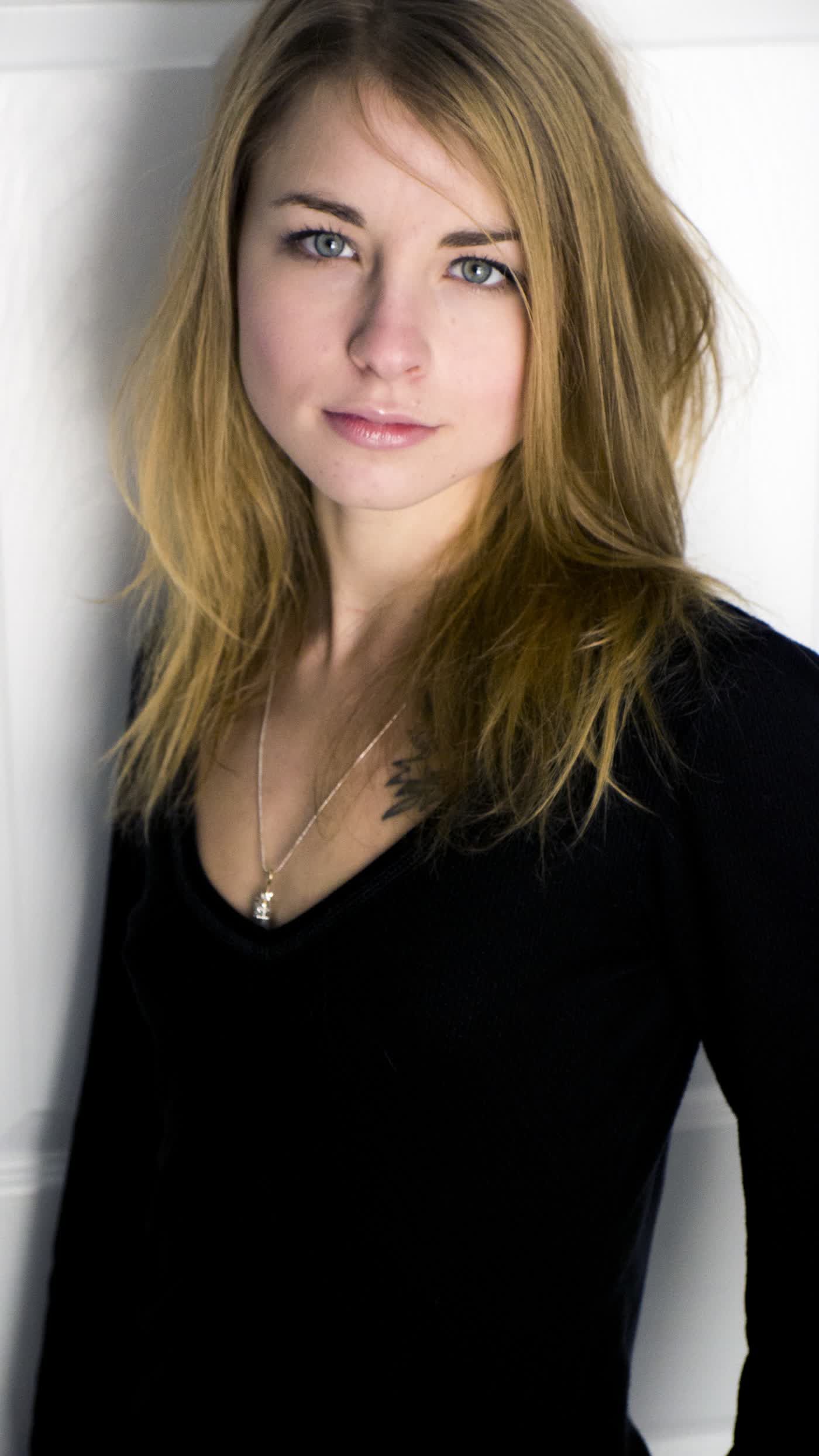 actor Molly Dunsworth large photo