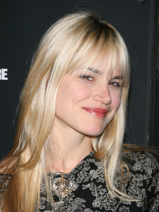 actor Alison Folland large photo