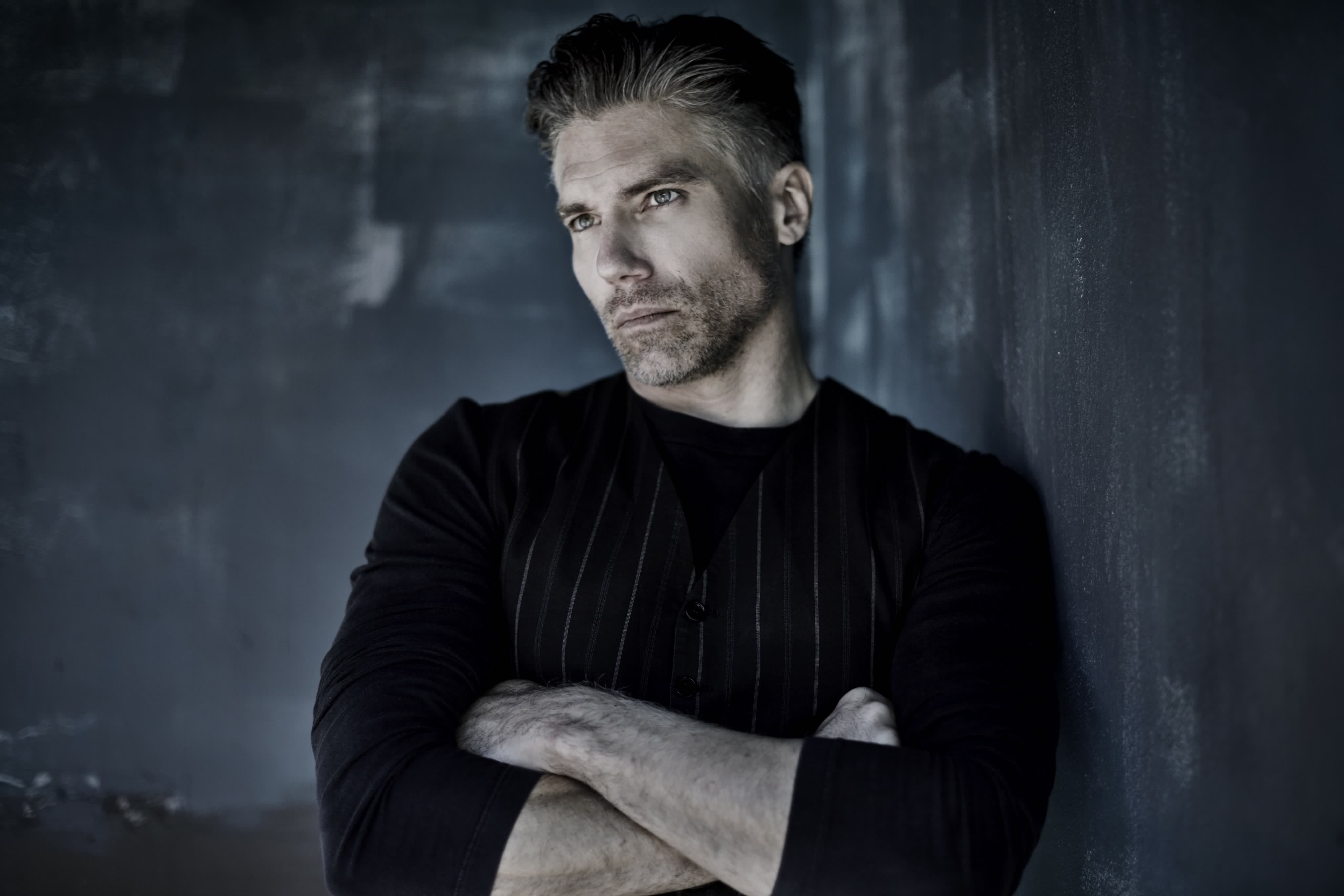 actor Anson Mount large photo