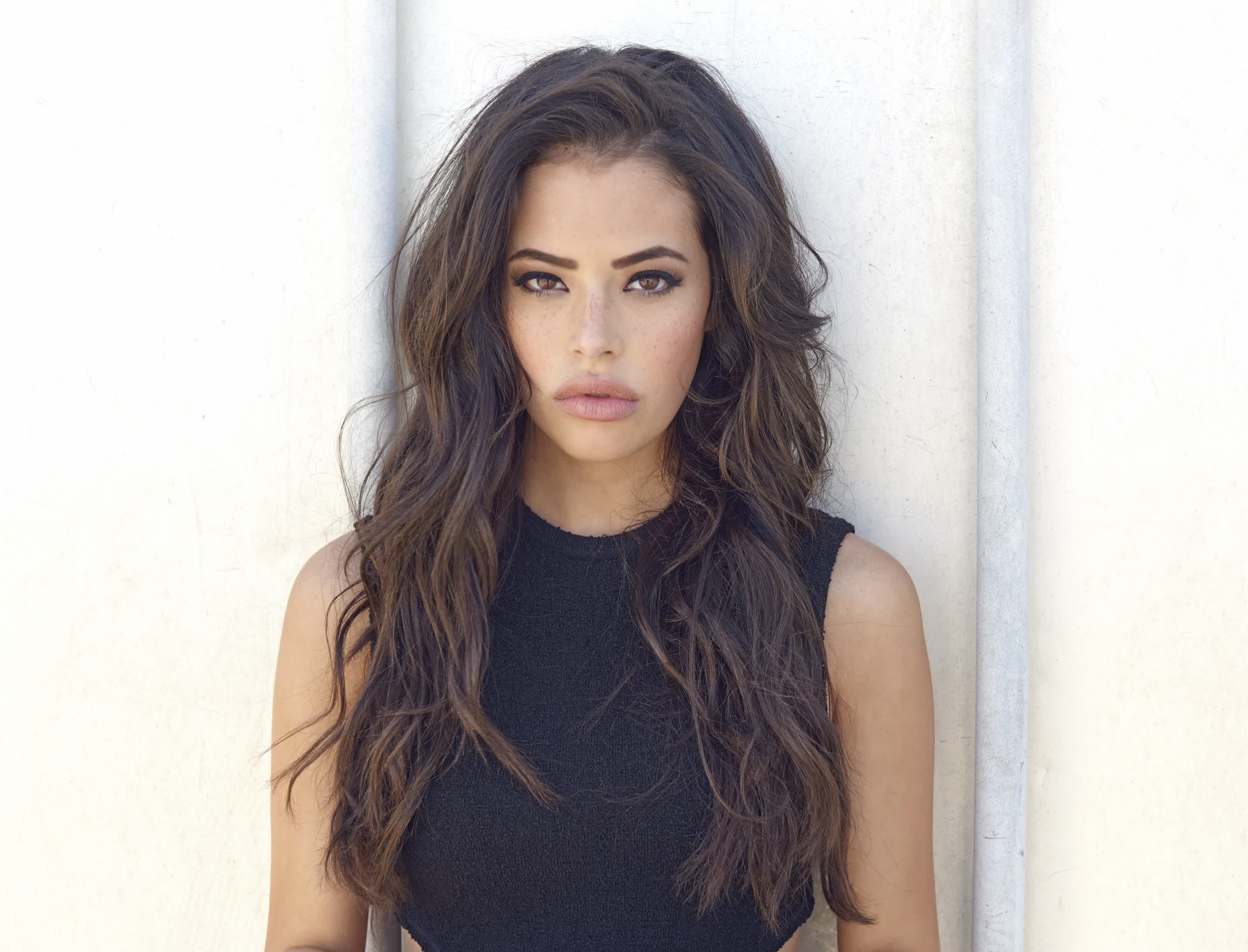 actor Chloe Bridges large photo