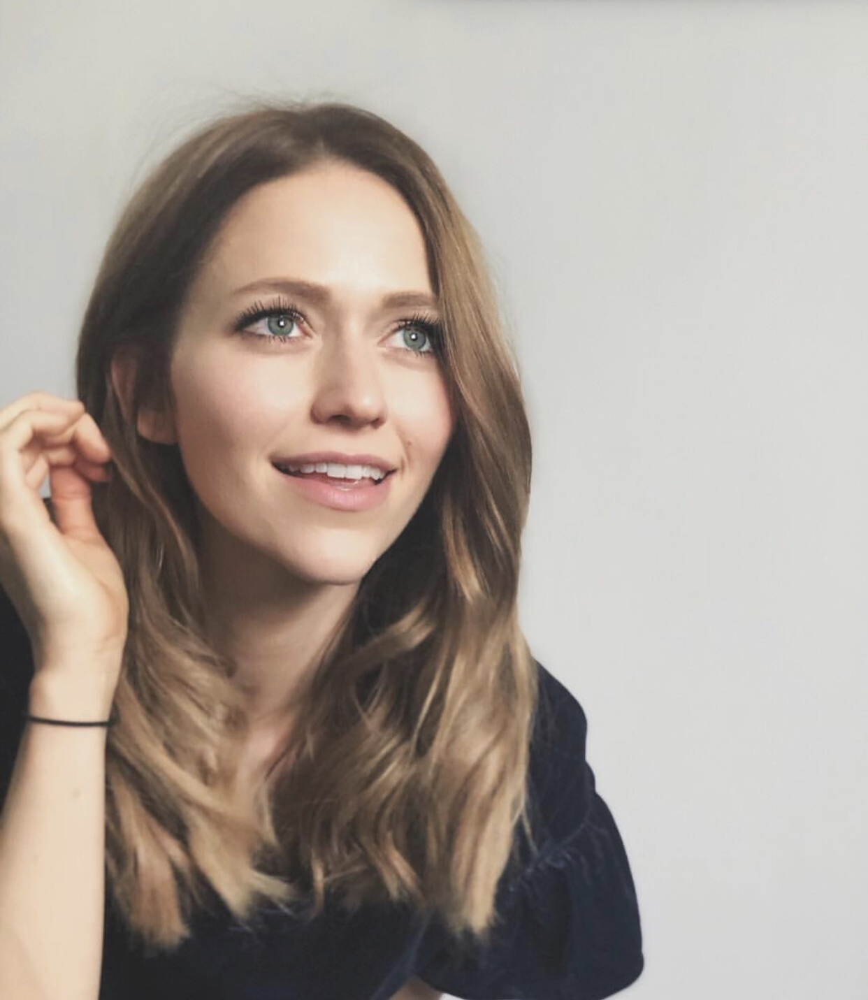 actor Johanna Braddy large photo