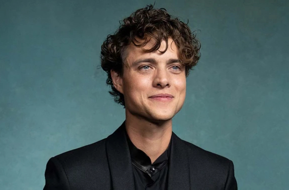 actor Douglas Smith large photo