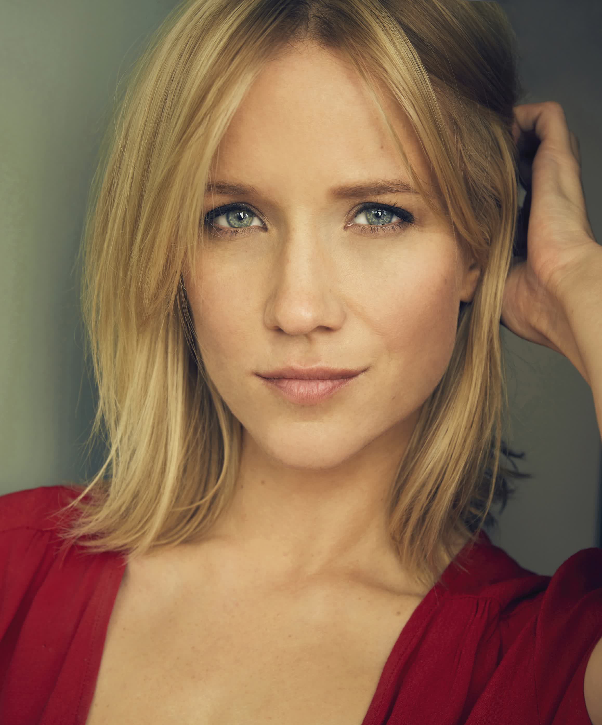 actor Jessy Schram large photo