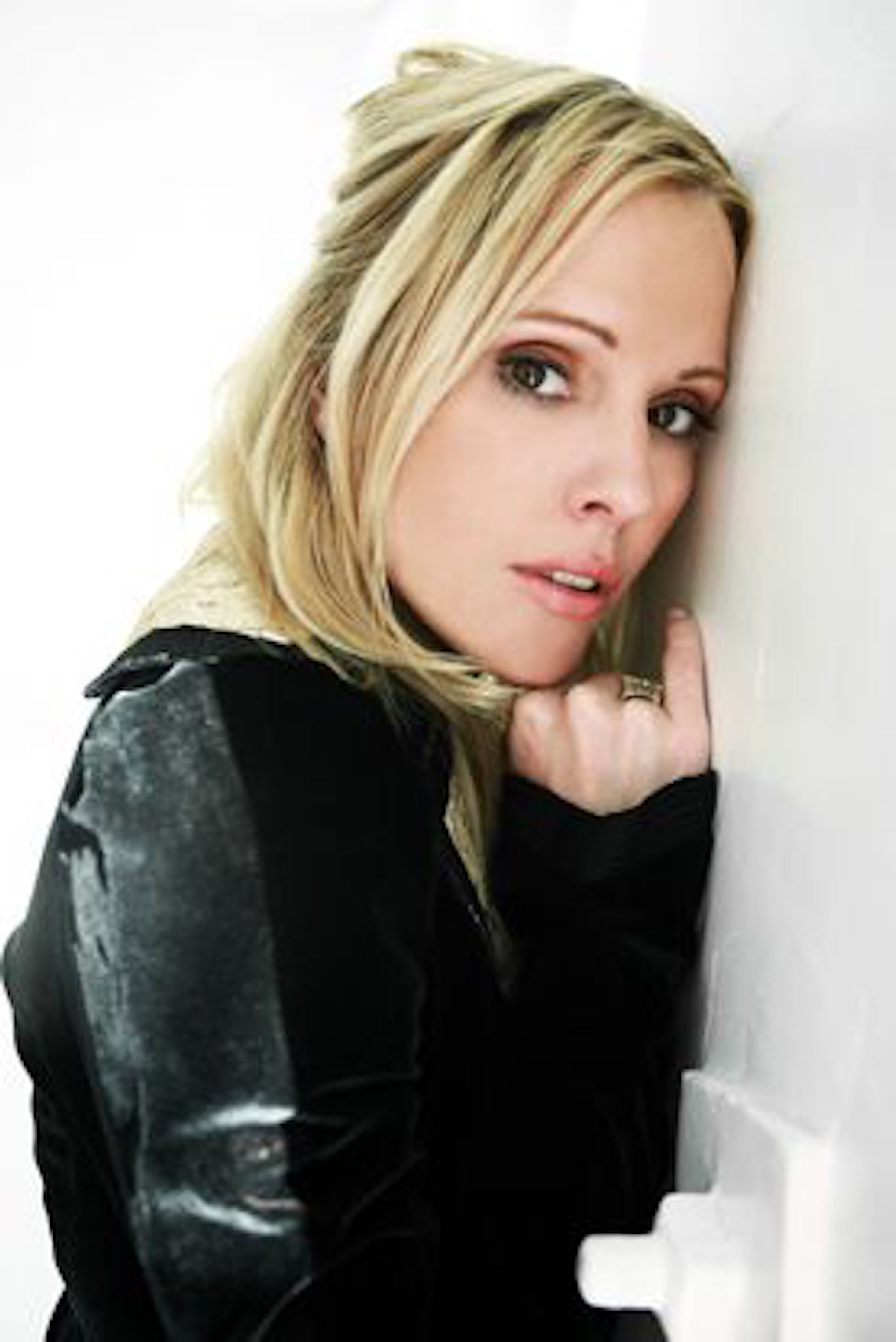 actor Emma Caulfield Ford large photo