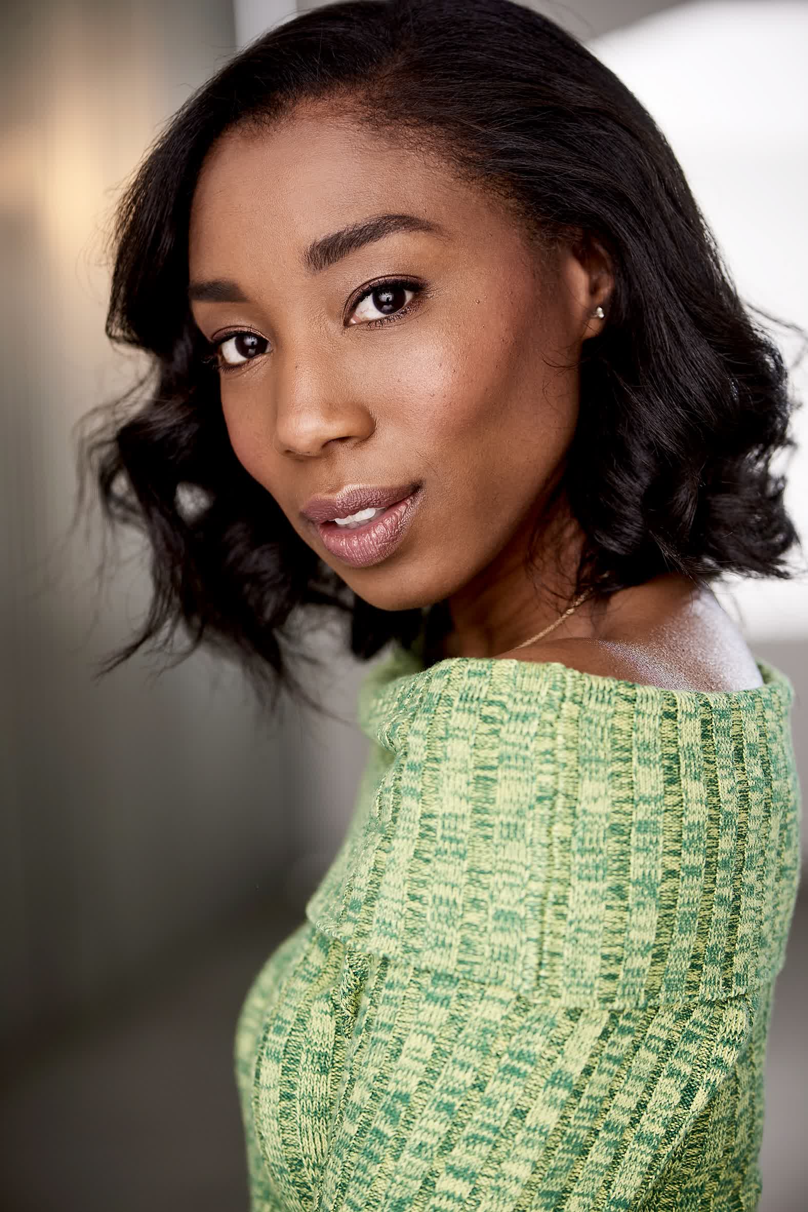 actor Enisha Brewster large photo