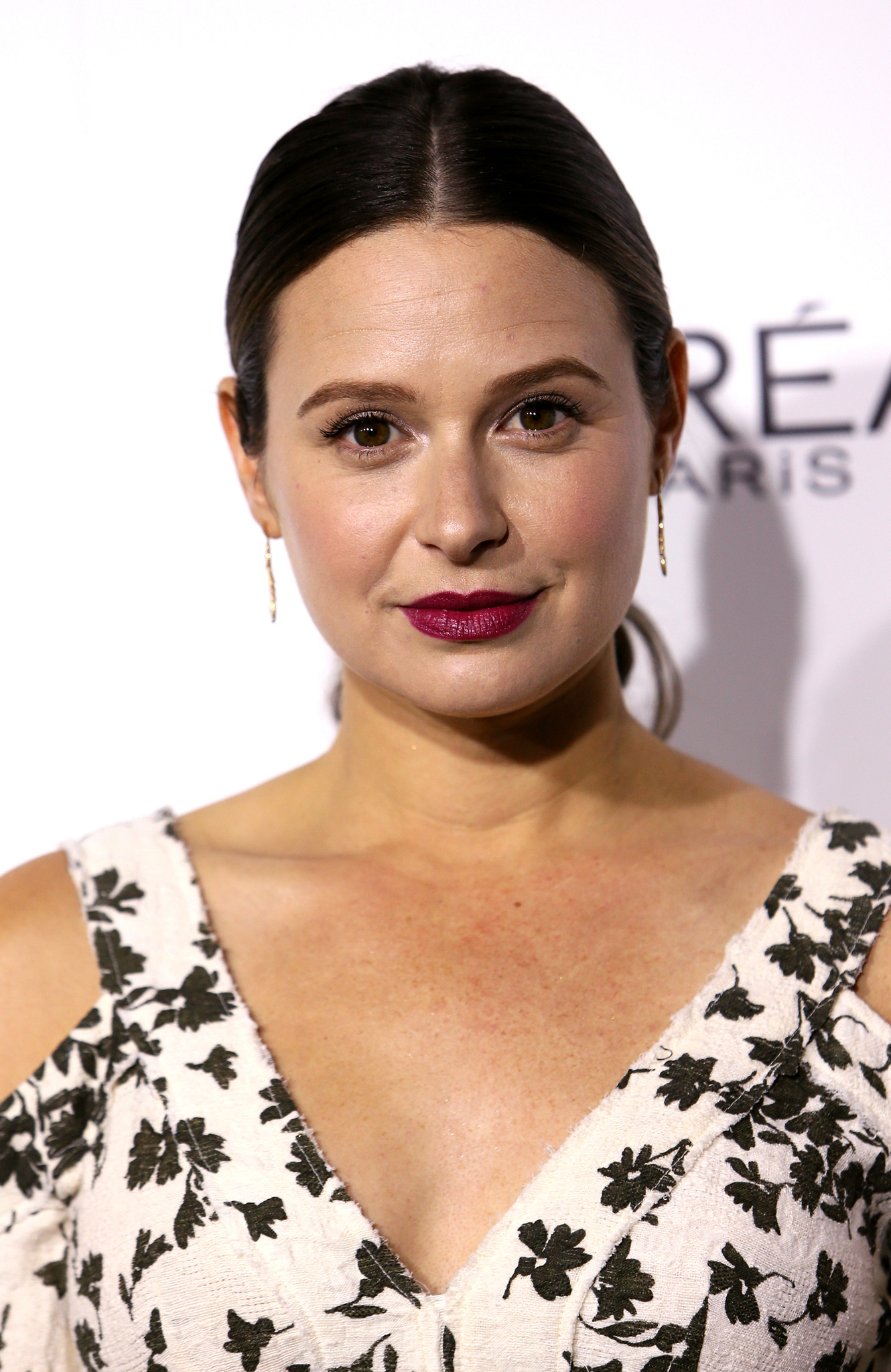 actor Katie Lowes large photo