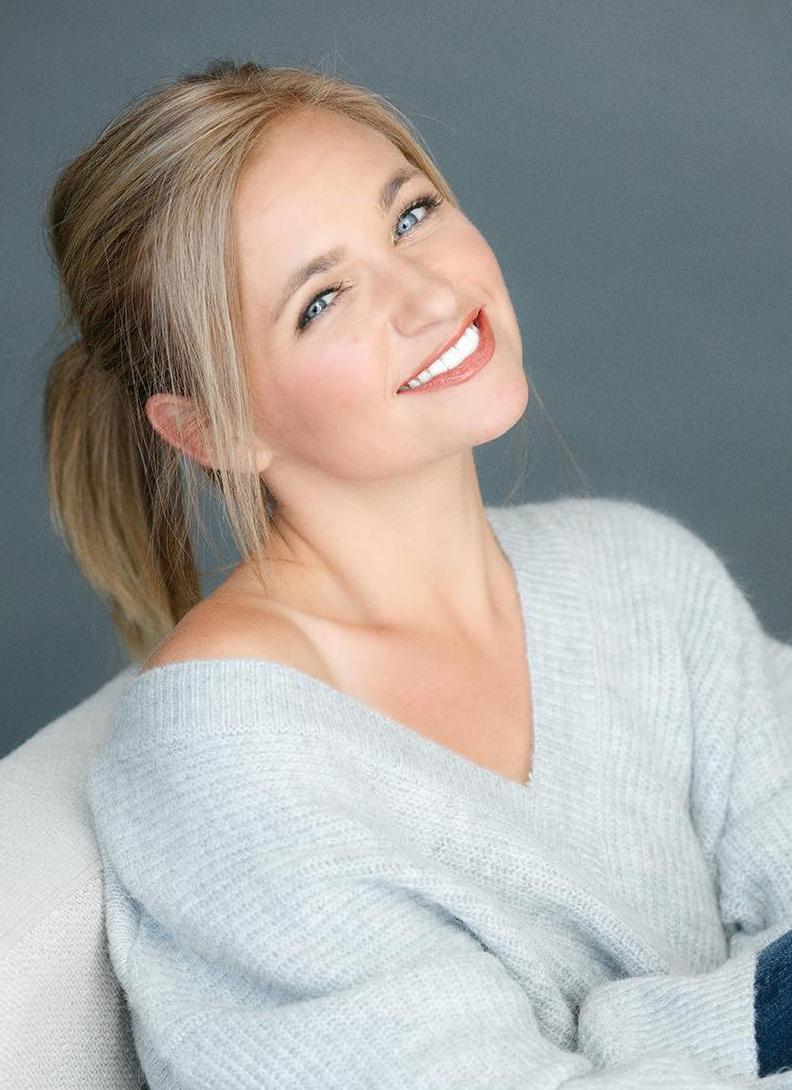 actor Ivyann Schwan large photo