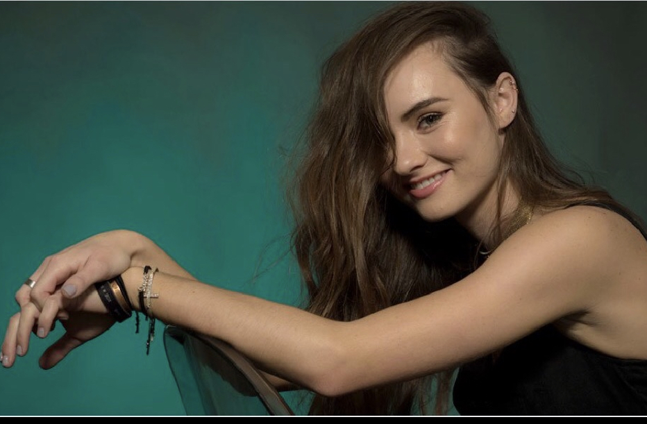 actor Madeline Carroll large photo