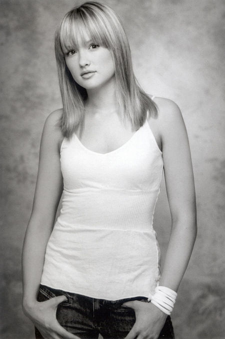 actor Kaylee DeFer large photo