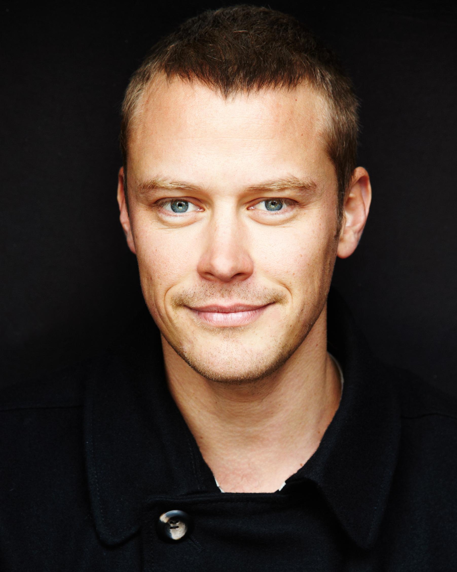 actor Michael Dorman large photo
