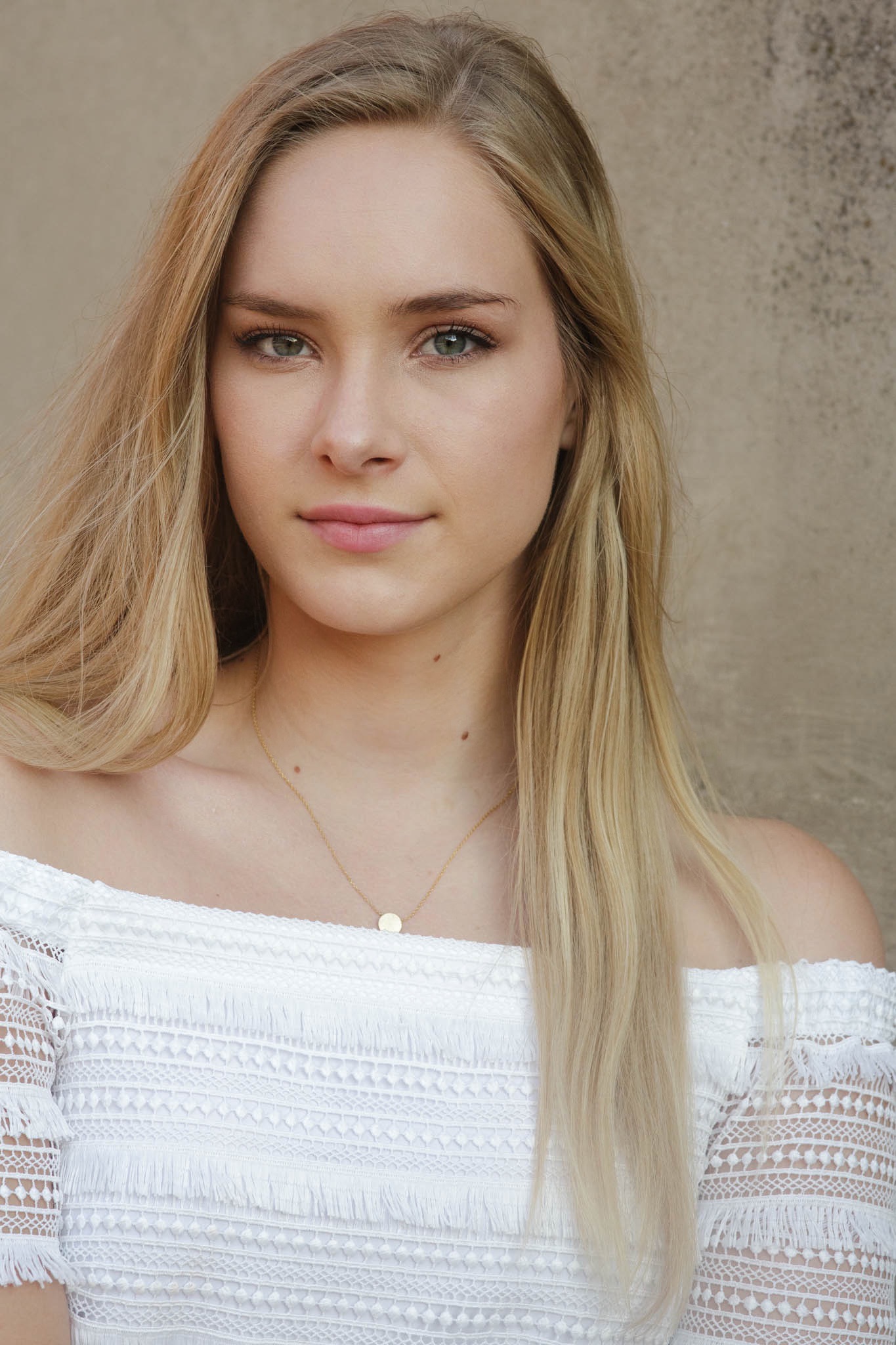 actor Emma Bellomy large photo