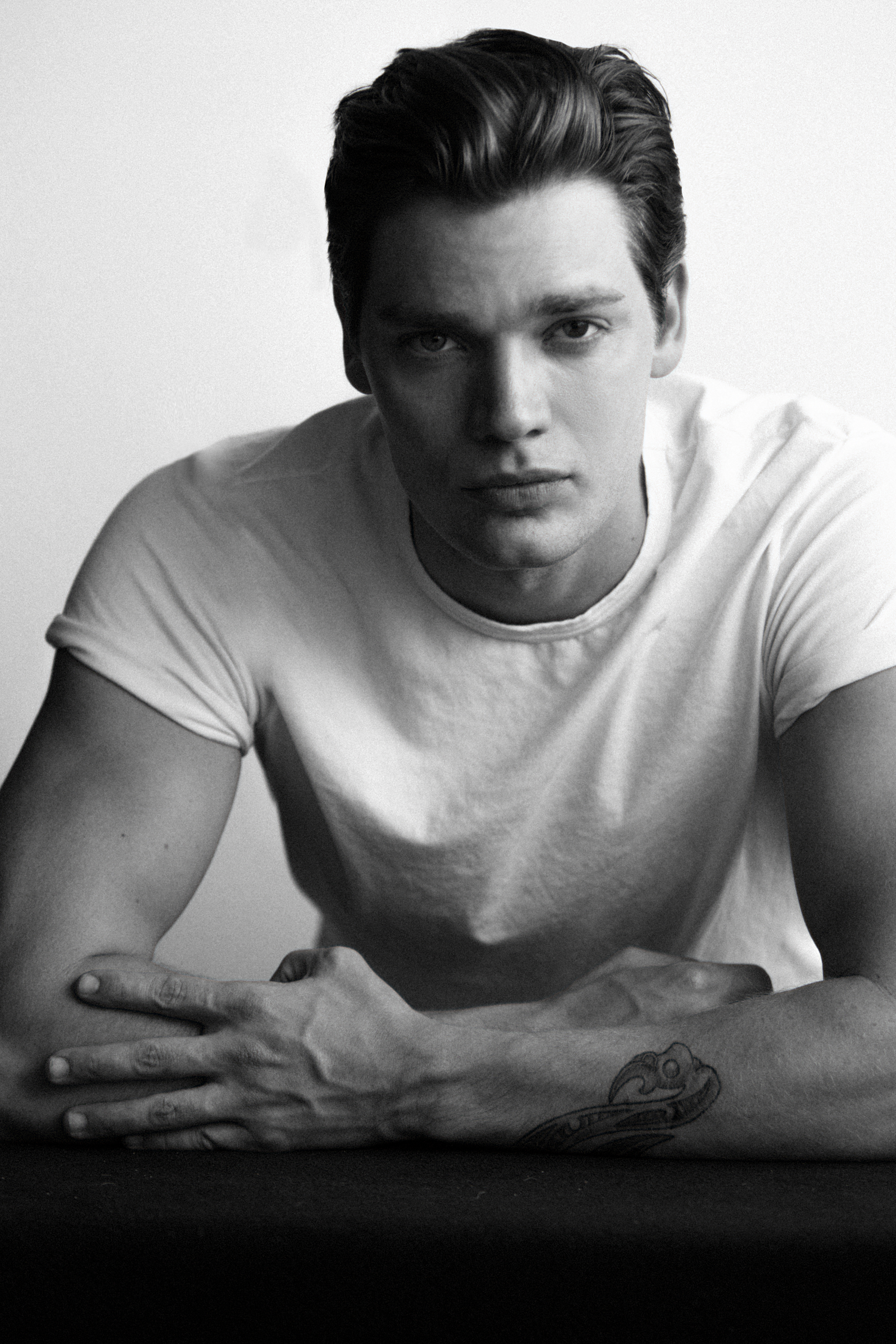 actor Dominic Sherwood large photo