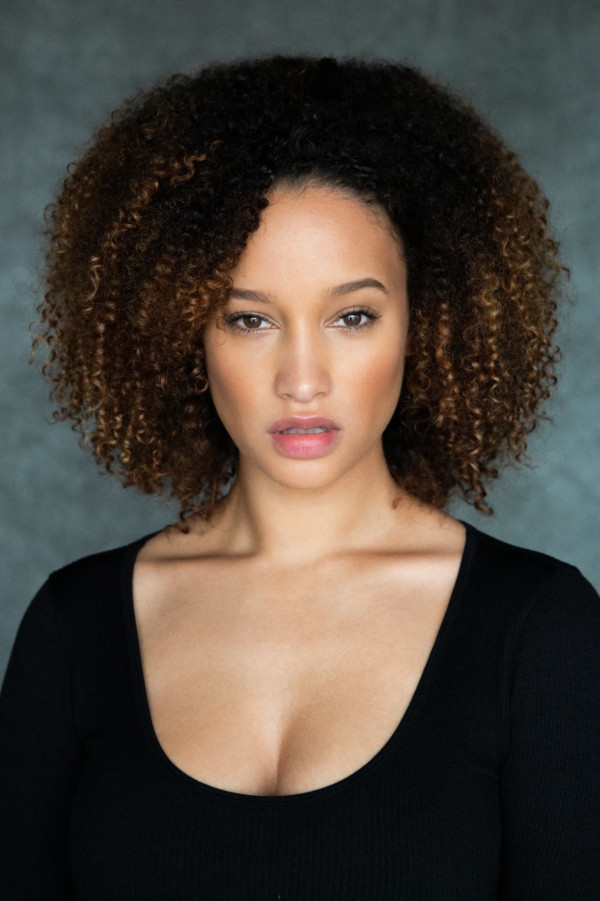 actor Elarica Johnson large photo