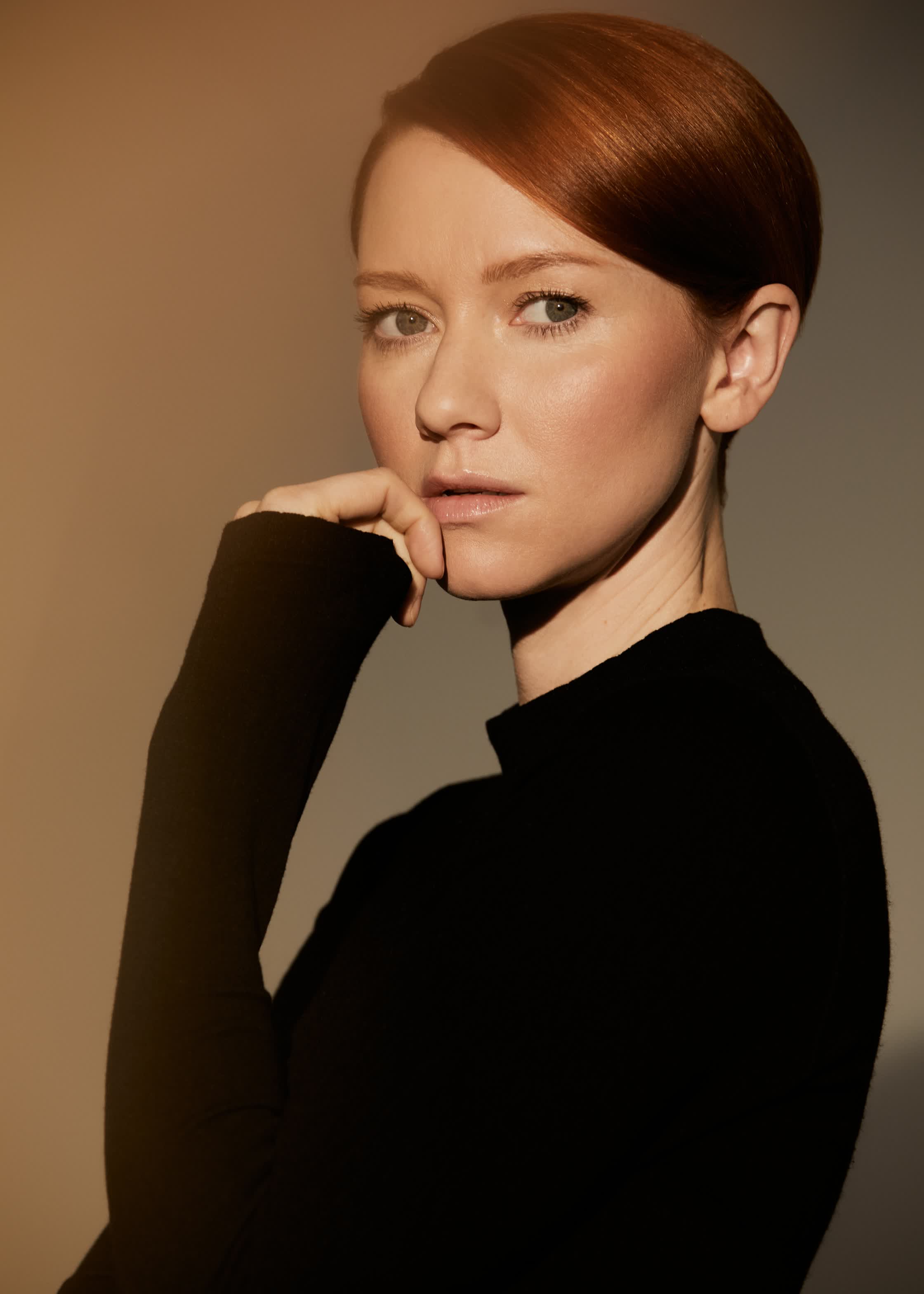 actor Valorie Curry large photo