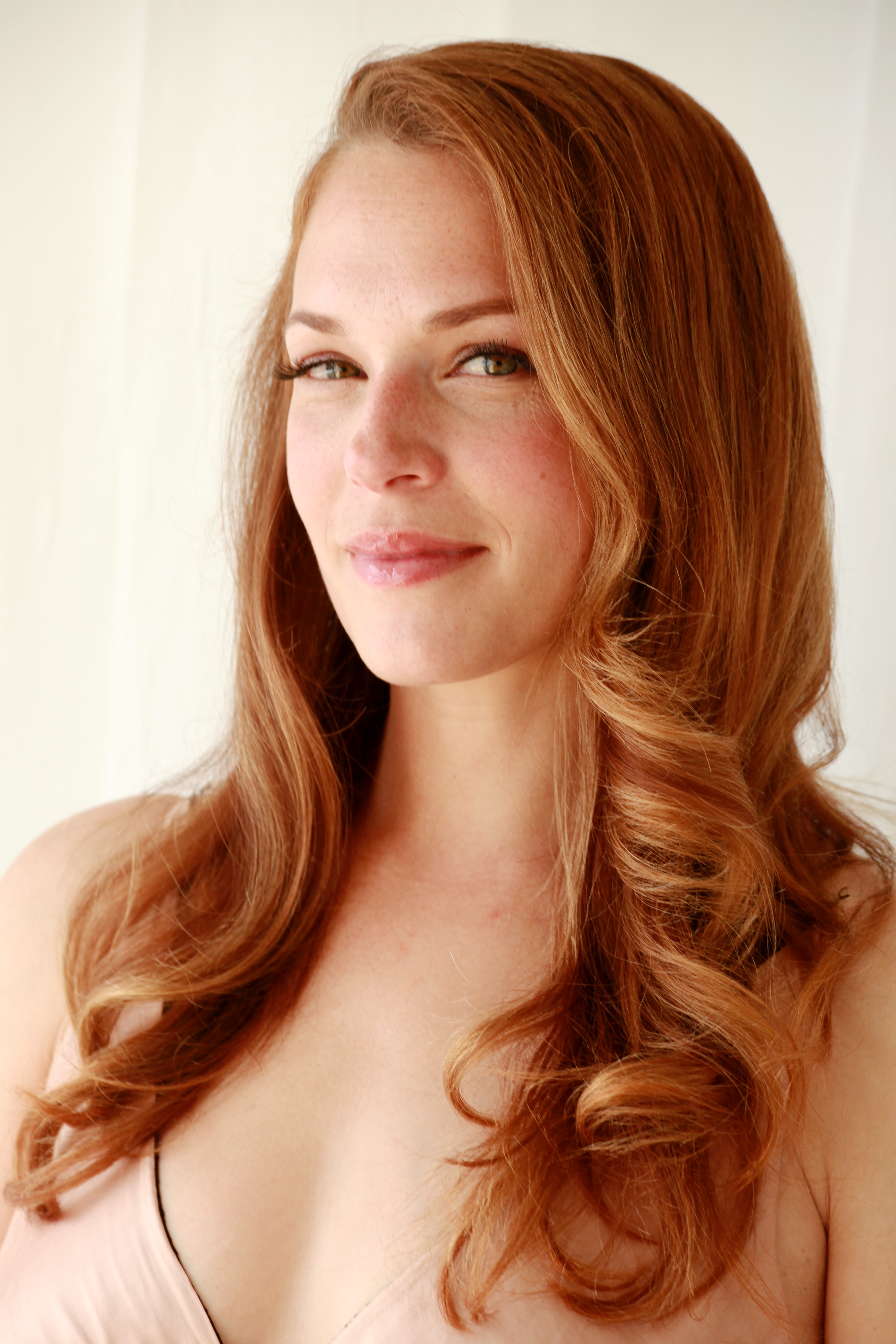 actor Amanda Righetti large photo