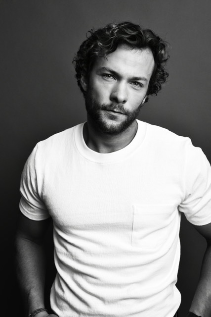 actor Kyle Schmid large photo
