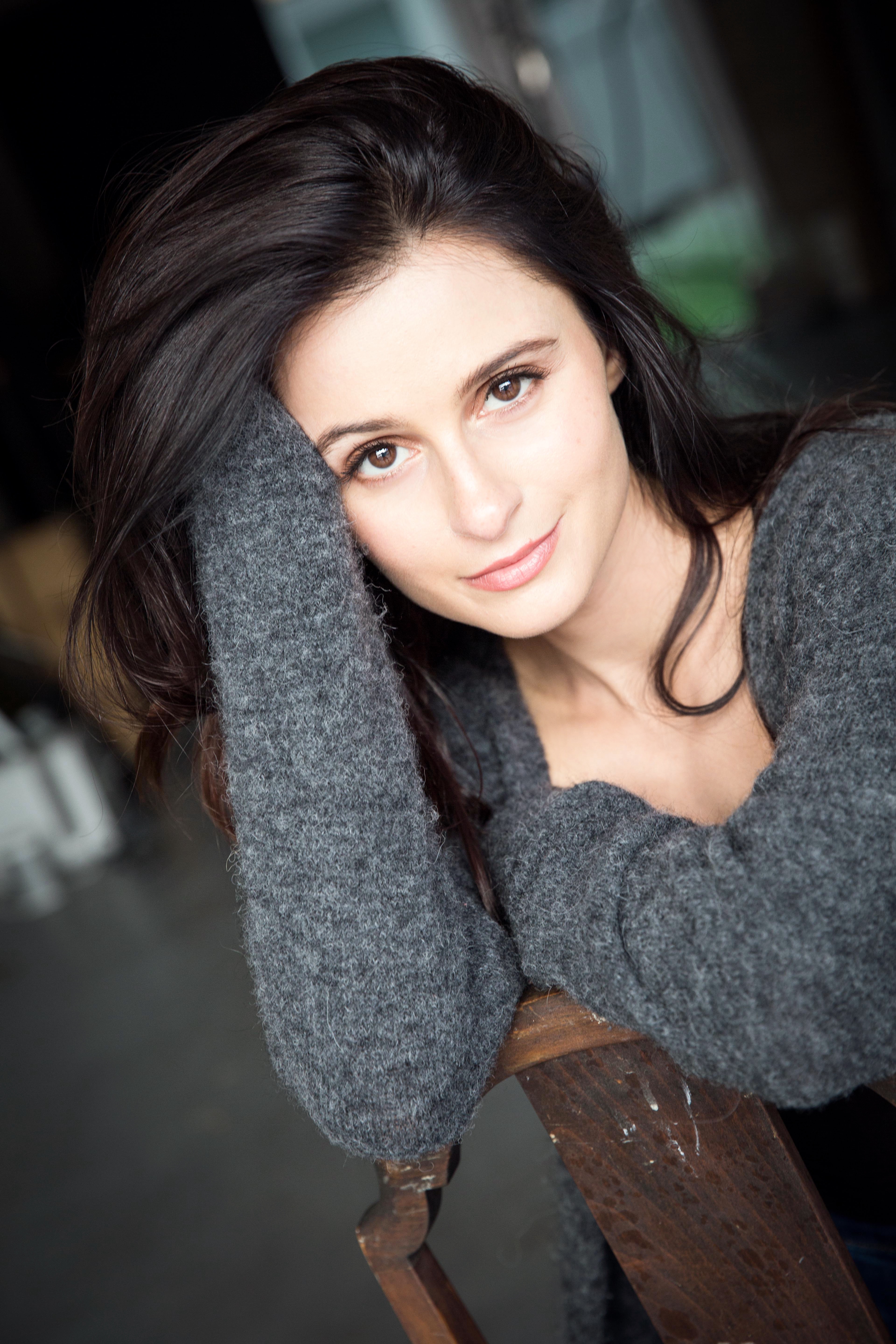 actor Melanie Papalia large photo