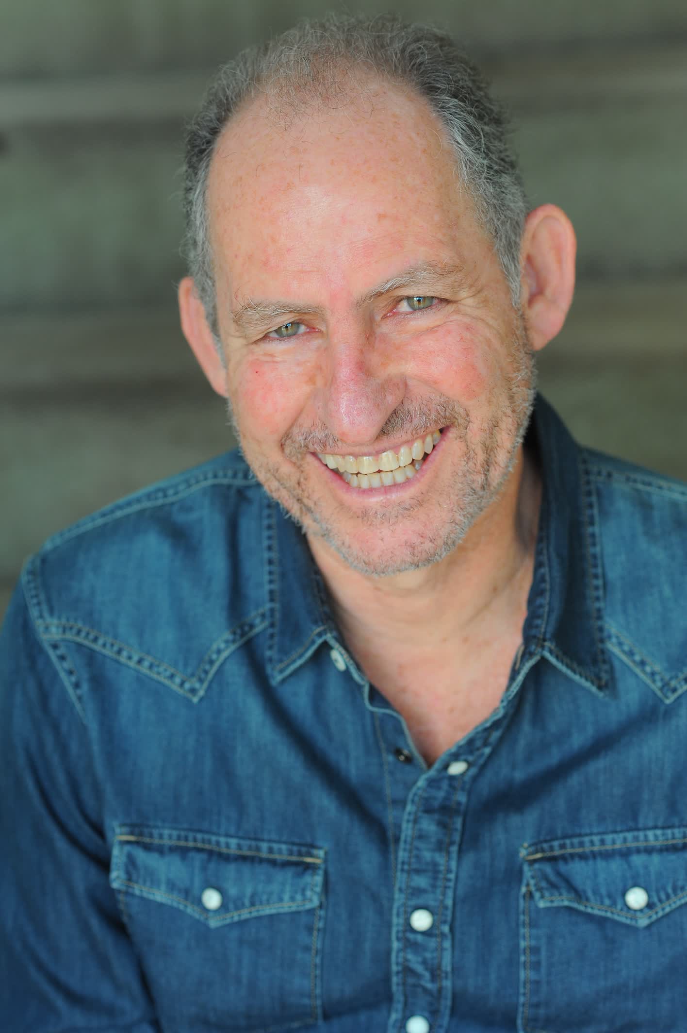 actor Roberto Medina large photo