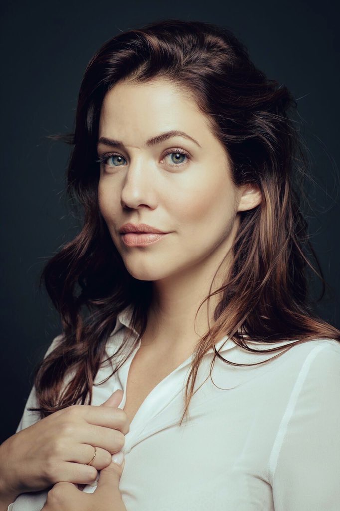 actor Julie Gonzalo large photo
