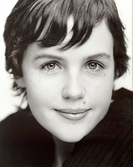 actor Victoria Thaine large photo