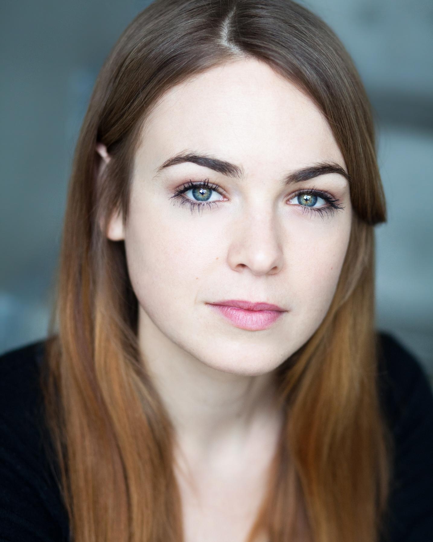 actor Emily Barclay large photo