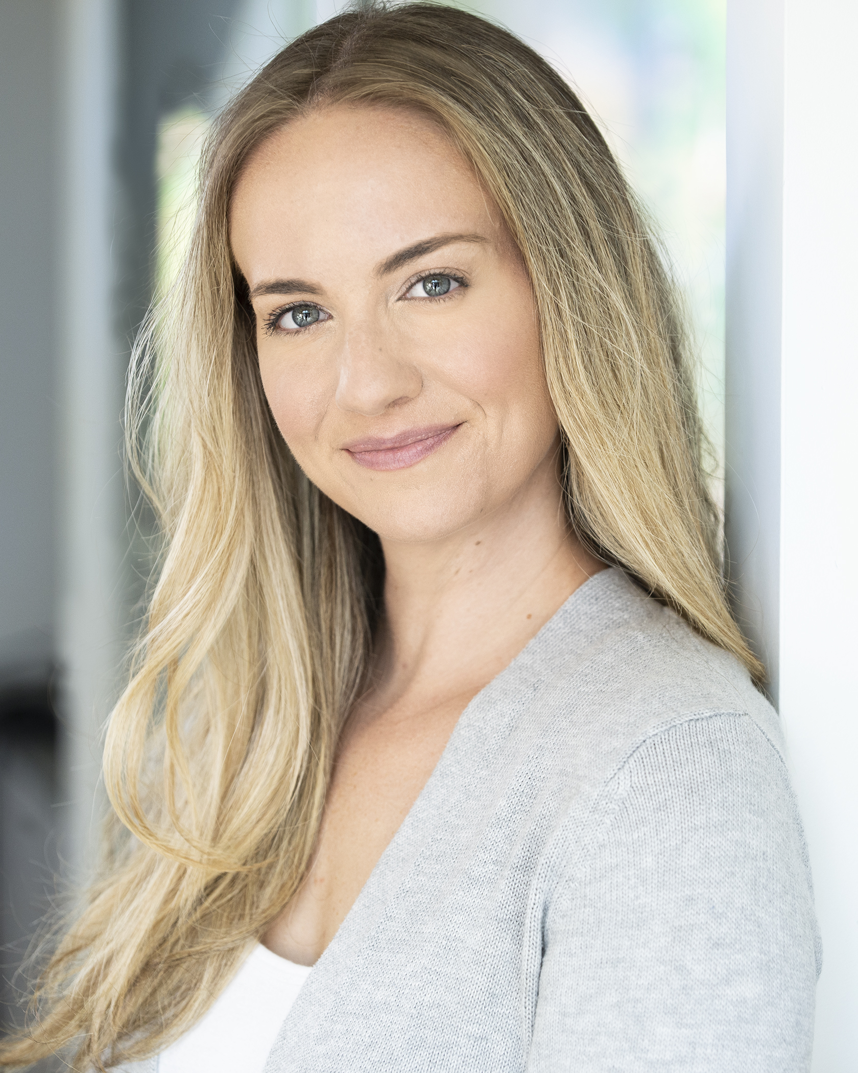 actor Naomi Hewer large photo