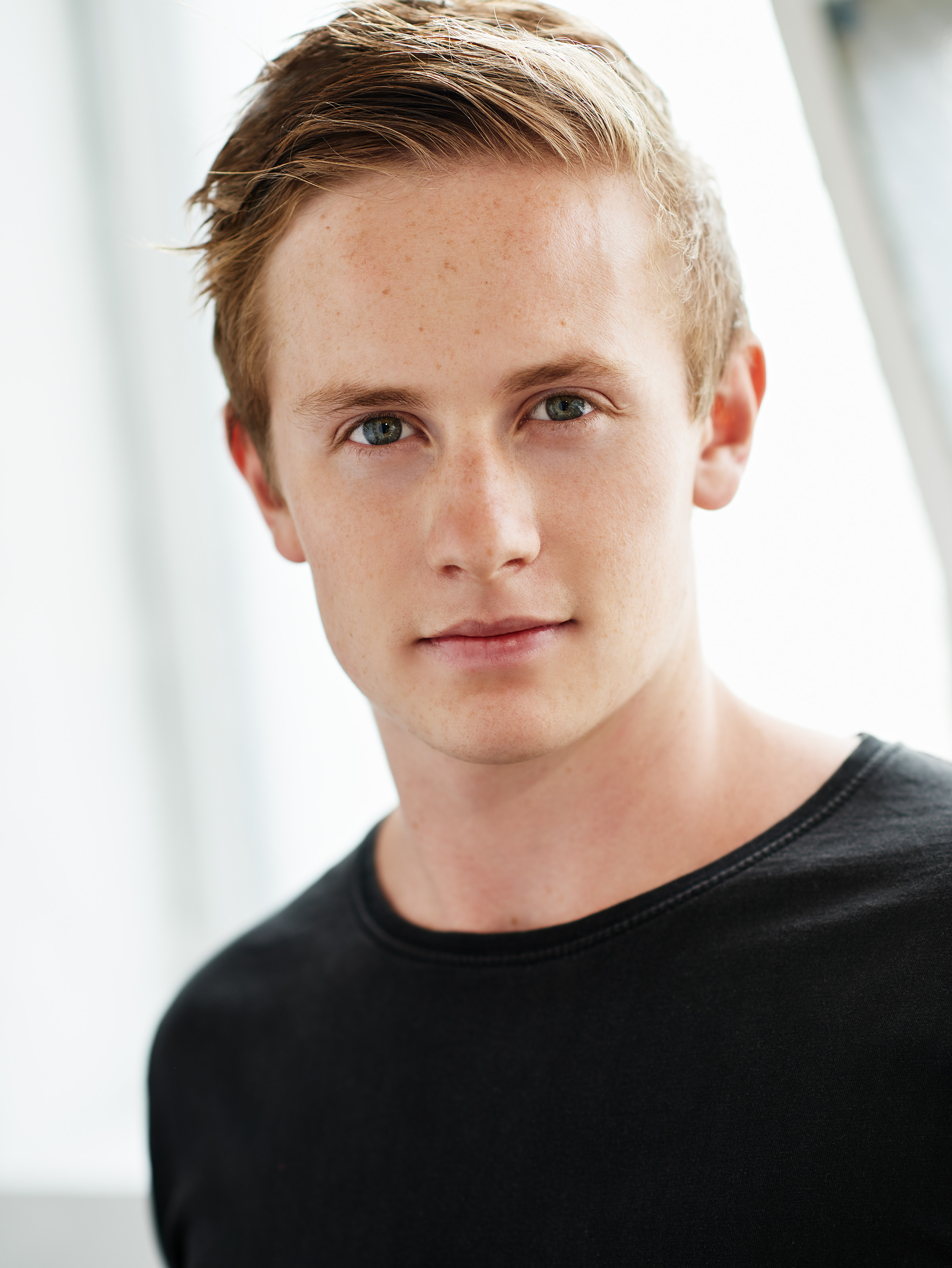 actor Lee Cormie large photo