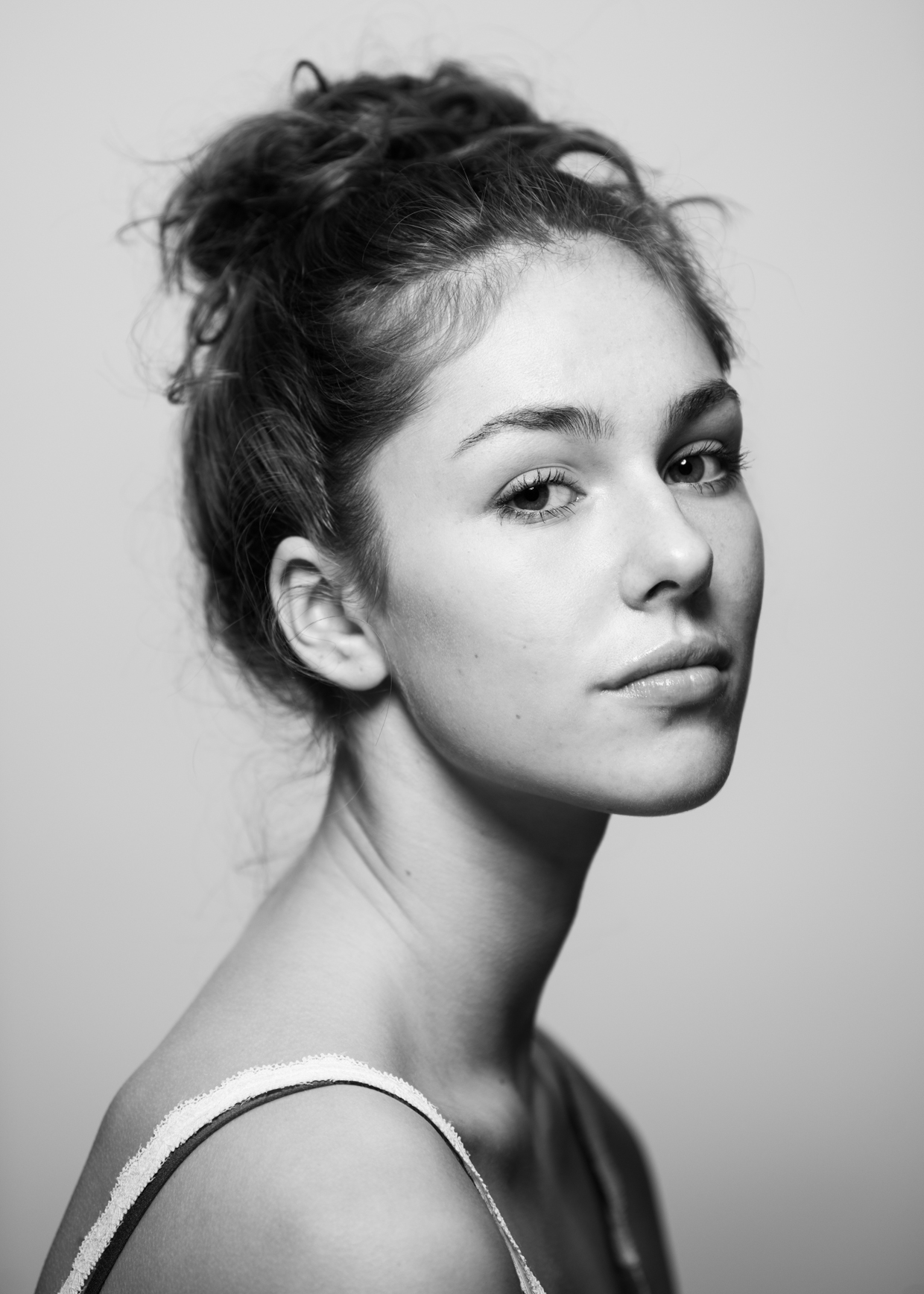 actor Eloise Webb large photo